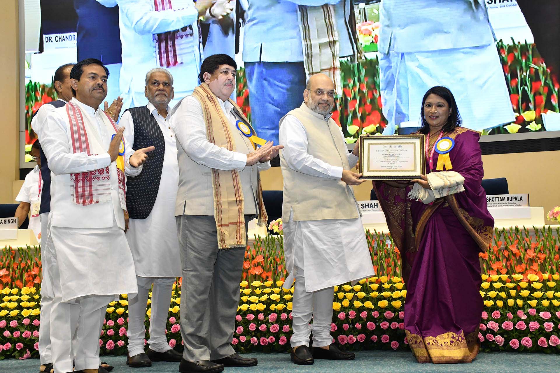 Shri Amit Shah Awarding Smt.Om Devi Malla, Vice-Chairperson, National Cooperative Federation of Nepal for her remarkable contribution towards cooperatives.